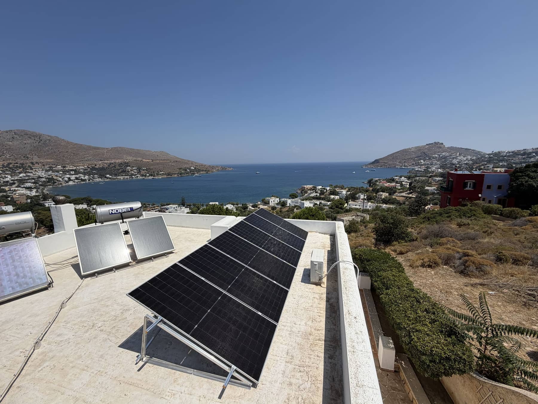 Φωτοβολταϊκά σε ταράτσα πάνω από κόλπο, Λέρος