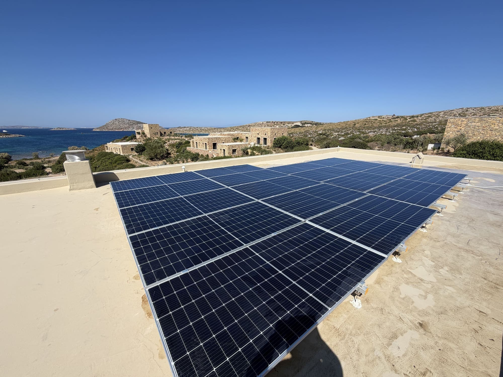 Φωτοβολταϊκά σε ταράτσα με θέα θάλασσα, Λέρος